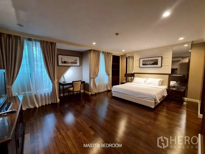 Retail Space for rent in Watthana, Bangkok - Expansive master bedroom with seating area and work desk