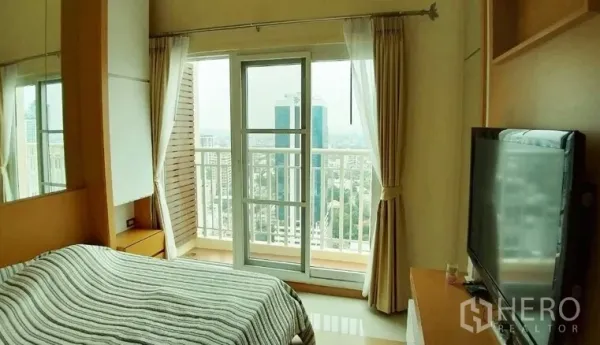 公寓 出租或出售在Watthana, Bangkok - 主卧带阳台，推拉玻璃门，开阔城市景观。