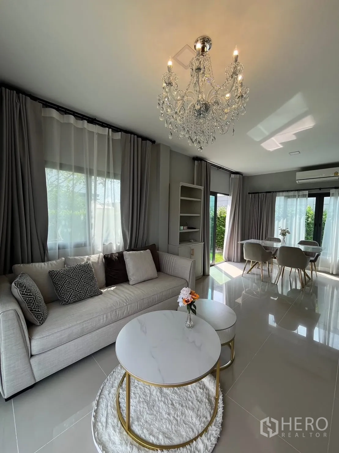 บ้าน for rent in Bang Phli, Samut Prakan - ห้องนั่งเล่นหรูด้วยโคมระย้า โซฟาสีอ่อน และโต๊ะกลางทรงกลม