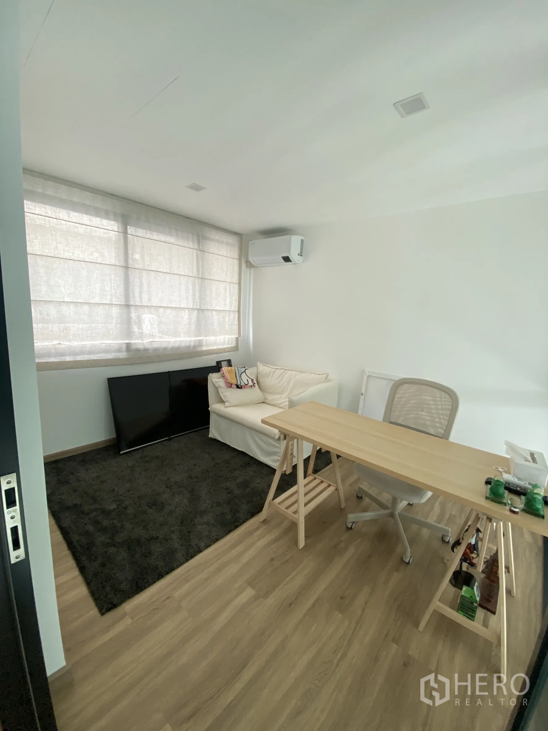 联排别墅 出租或出售在Bang Khae, Bangkok - 温馨书房，配沙发、书桌与大尺寸百叶帘