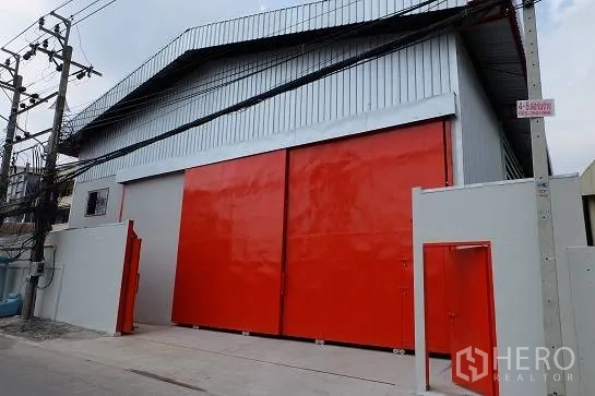 仓库 for rent in Bang Phli, Samut Prakan - 临街立面的金属推拉大门入口。