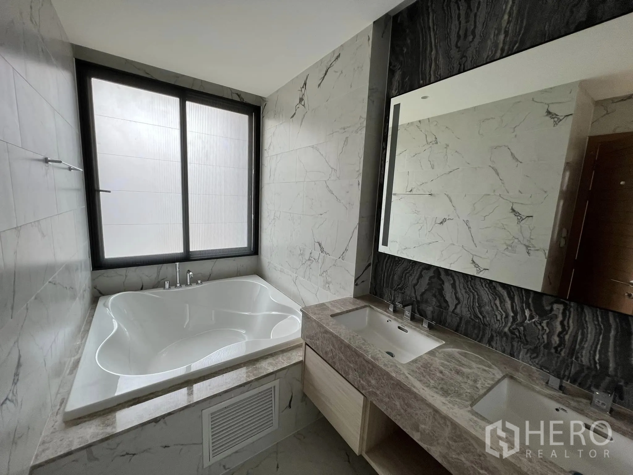 Detached House for rent or sale in Yan Nawa, Bangkok - Luxury bathroom with double vanity and soaking tub by the window.