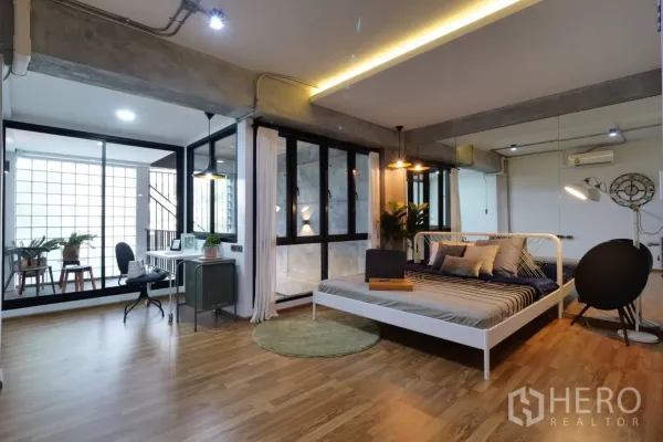 联排别墅 出租在Khlong Toei, Bangkok - 宽敞卧室，木地板，大窗与玻璃隔断，配工作区与现代灯光。