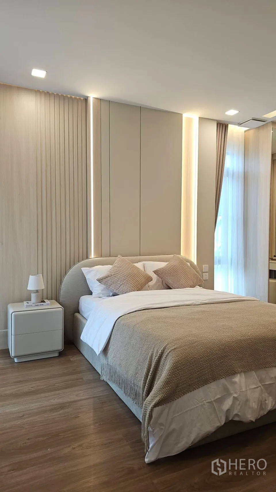 独栋房屋 for rent in Bang Phli, Samut Prakan - 明亮卧室，特色墙面、柔和灯光与窗帘。