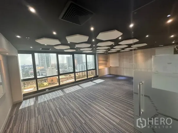 办公空间 出租在Khlong Toei, Bangkok - 会议室，六边形吸音天花与条纹地毯，观城景
