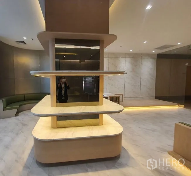 Retail Space for rent in Bang Rak, Bangkok - Tiered central display island with rounded shelves and marble flooring in a bright shop interior.