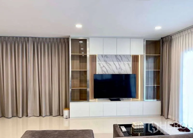 บ้าน ให้เช่าในBang Phli, Samut Prakan - ผนังทีวีบิวท์อินพร้อมตู้โชว์และแผงลายหินอ่อน
