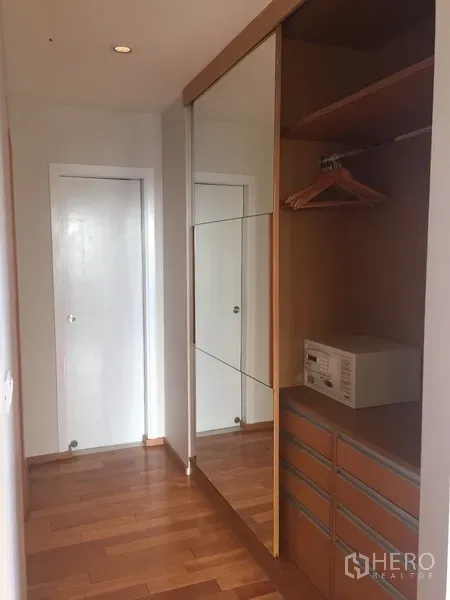 公寓 出租在Khlong Toei, Bangkok - 走廊步入式衣柜，镜面推拉门，抽屉与保险箱，木地板。