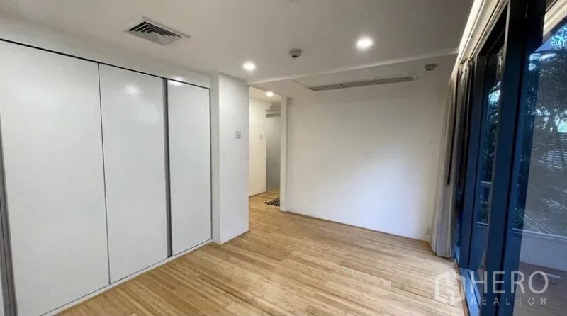 公寓 出租在Watthana, Bangkok - 卧室视角，内置衣柜、筒灯与面向花园的窗户