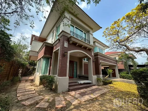 บ้าน ให้เช่าหรือขายในPak Kret, Nonthaburi - บ้านเดี่ยวสองชั้นสไตล์อิฐและครีม พร้อมเฉลียงหน้าและทางเดินสวน ในปากเกร็ด