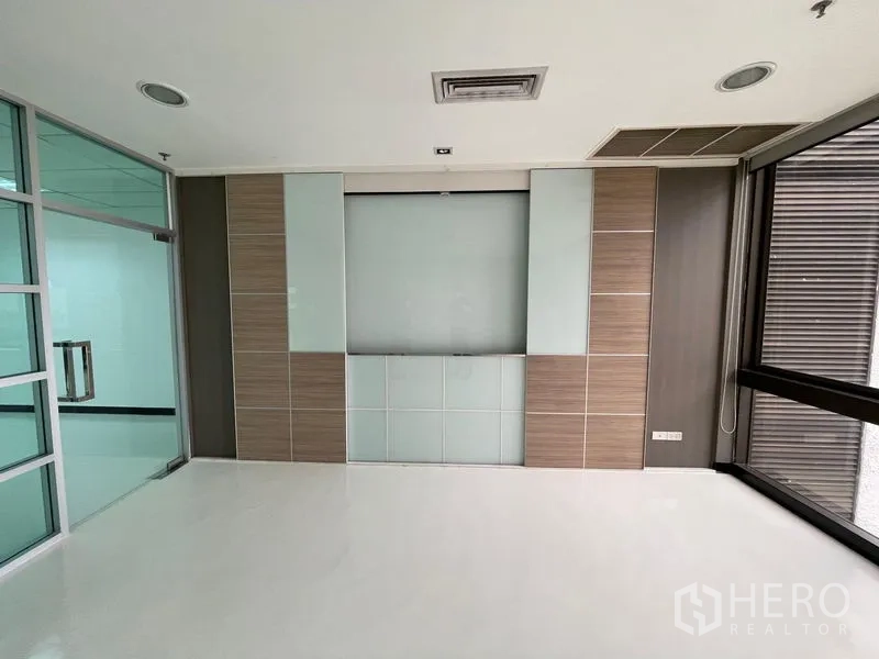办公空间 出租在Bang Rak, Bangkok - 经理或接待室，木质饰面与玻璃隔断