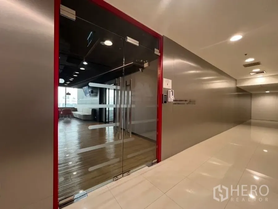 สำนักงาน ให้เช่าในHuai Khwang, Bangkok - ประตูกระจกระบบคีย์การ์ด เปิดเข้าสู่ล็อบบี้พร้อมที่นั่ง