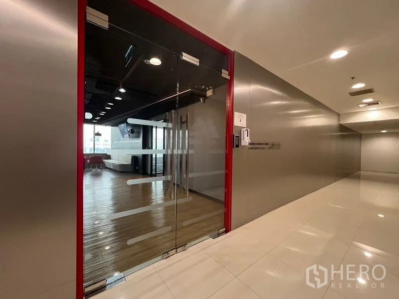 สำนักงาน ให้เช่าในHuai Khwang, Bangkok - ประตูกระจกระบบคีย์การ์ด เปิดเข้าสู่ล็อบบี้พร้อมที่นั่ง