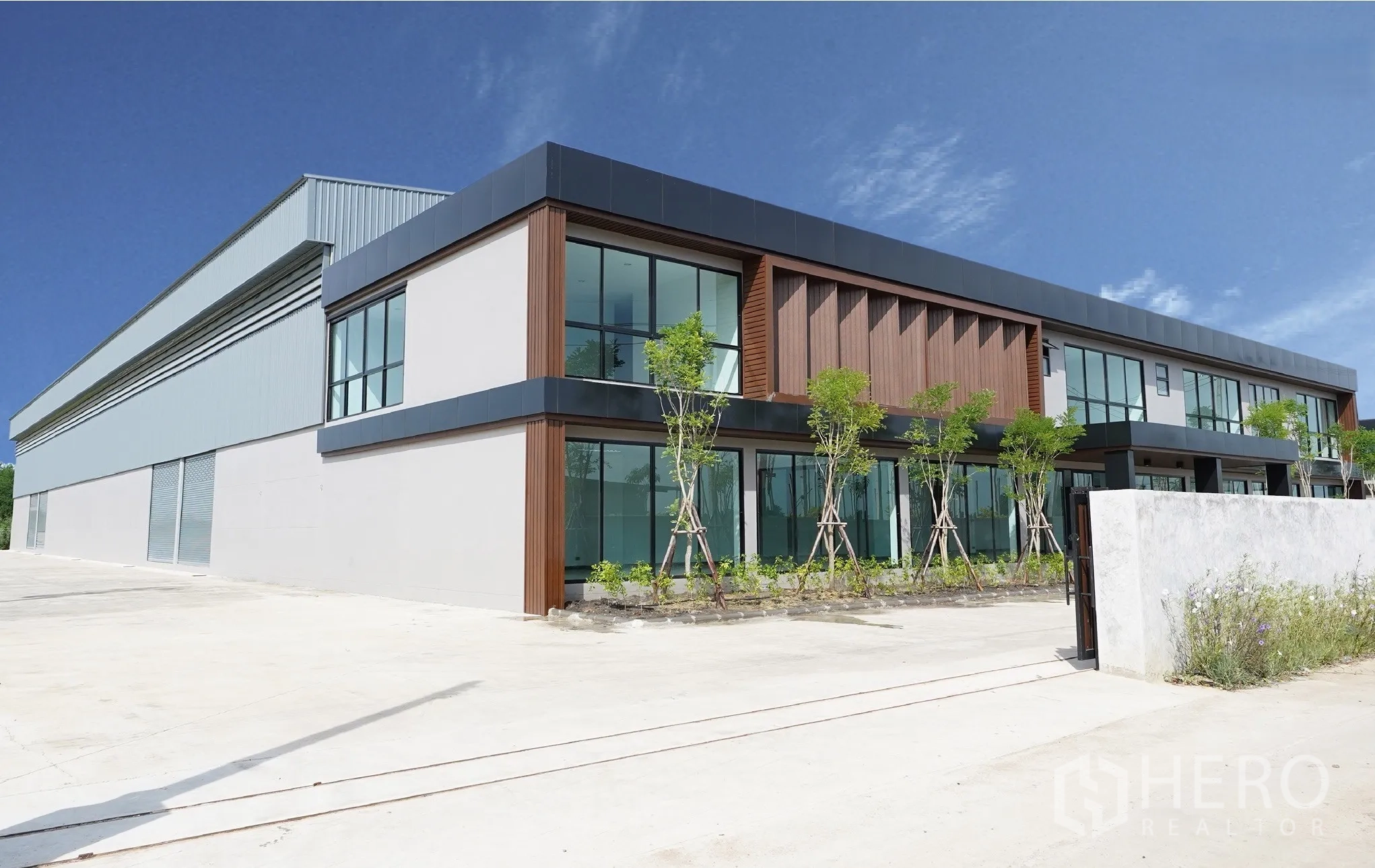 โรงงาน for rent or sale in Bang Len, Nakhon Pathom - อาคารโรงงานสมัยใหม่พร้อมสำนักงานกระจก 2 ชั้น จัดสวนด้านหน้า และลานคอนกรีตกว้าง