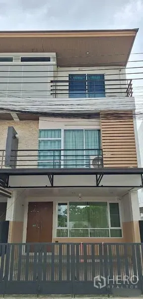 带办公室的家 出租在Bueng Kum, Bangkok - 三层建筑外立面特写，阳台栏杆与窗户清晰可见。
