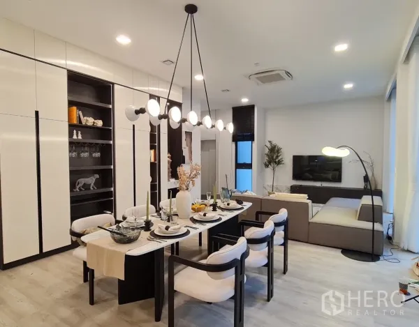 Detached House for rent in Saphan Sung, Bangkok - Open-plan dining and living area with six-seat table, pendant lights and built-ins.