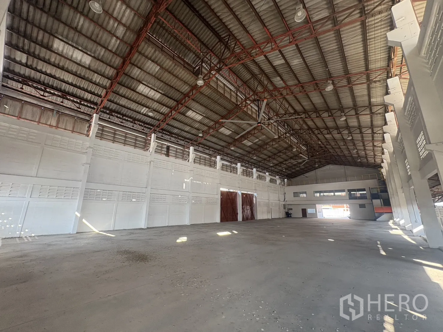 货栈 出租在Bang Phli, Samut Prakan - 开阔厂房地面，面向办公室区与通车装卸口。