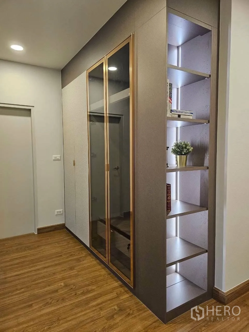Detached House for rent or sale in Bang Phli, Samut Prakan - Wardrobe corner with glass doors and integrated shelves.