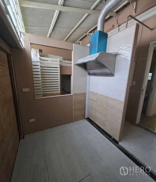 联排别墅 出售在Watthana, Bangkok - 后方泰式厨房，带大吸油烟机与瓷砖墙面