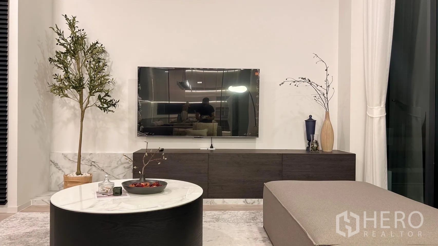 Detached House for rent in Saphan Sung, Bangkok - TV feature wall with floating cabinet, marble skirting and decor accents.