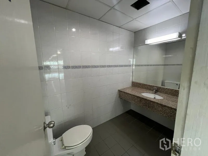 สำนักงาน ให้เช่าหรือขาย - ห้องน้ำที่สอง ผนังกระเบื้อง โถสุขภัณฑ์ เคาน์เตอร์ยาวพร้อมกระจกและไฟ