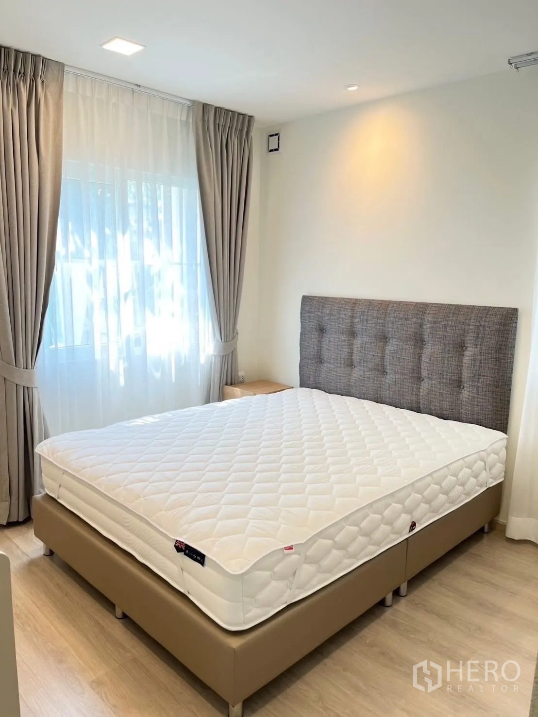 บ้านเดี่ยว for rent in Bang Phli, Samut Prakan - ห้องนอนรับแสงธรรมชาติพร้อมเตียงหัวเตียงบุผ้าและหน้าต่างคู่ติดผ้าม่าน.