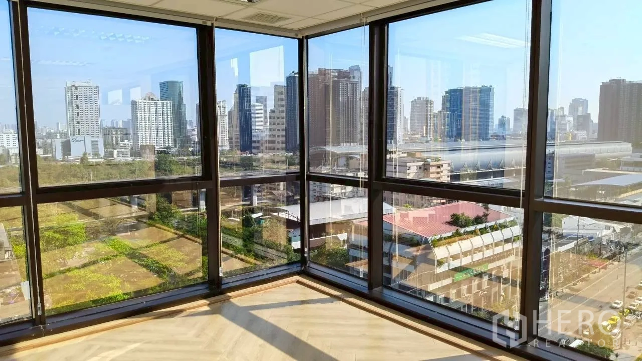 สำนักงาน for rent in Ratchathewi, Bangkok - ผนังกระจกมุมกว้าง เห็นสกายไลน์และแนวรางรถไฟจากชั้นสูง
