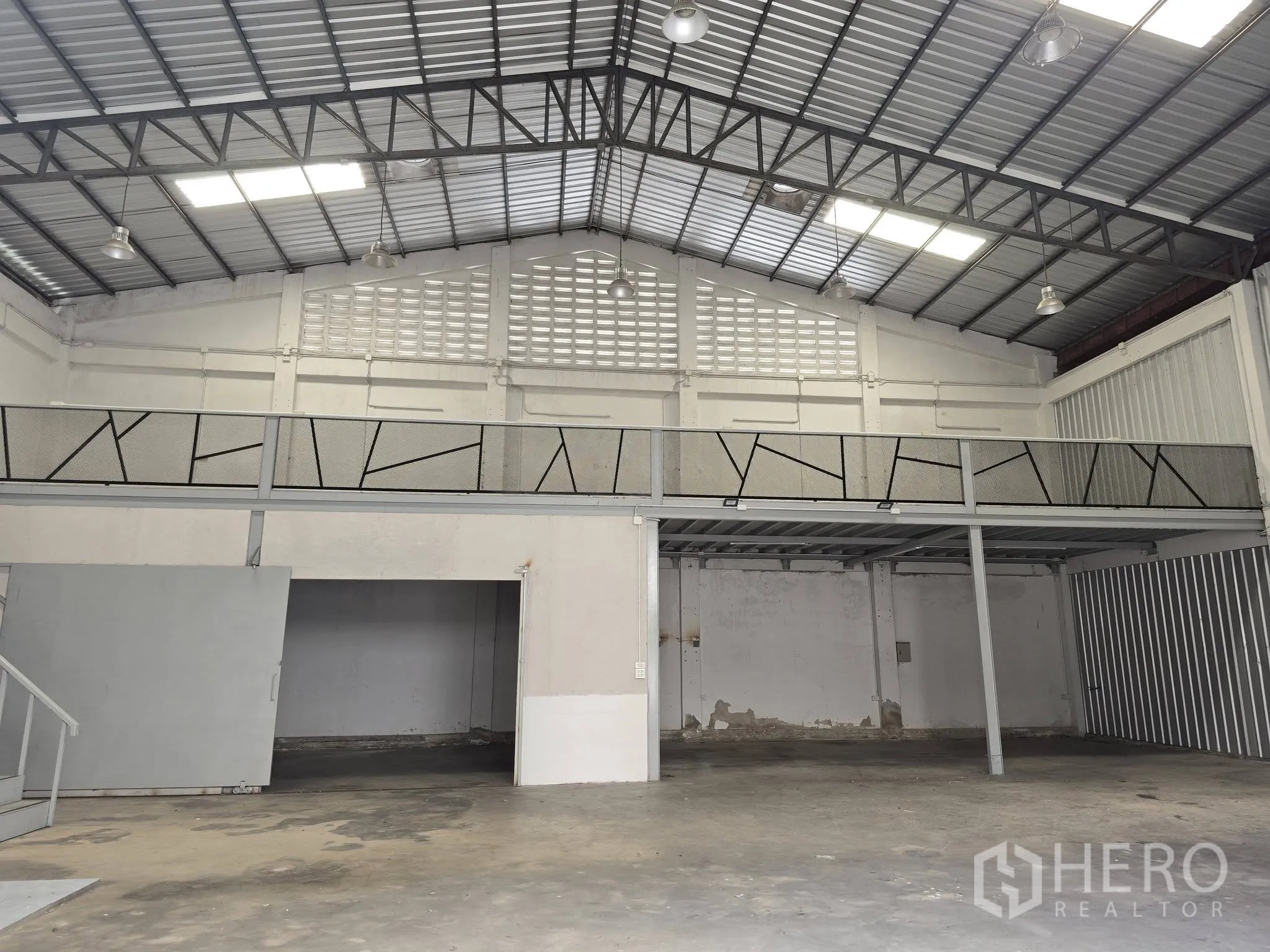 โกดัง for rent in Bang Na, Bangkok - มุมกว้างของโกดังเห็นโครงหลังคาเหล็ก สกายไลท์ ชั้นลอยทางเดิน และพื้นที่โล่ง