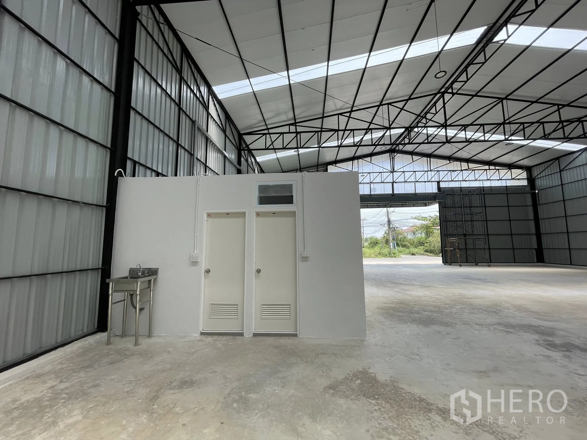 โกดัง for rent in Pak Kret, Nonthaburi - มุมภายในพร้อมซิงก์สแตนเลสและบล็อกห้องน้ำ