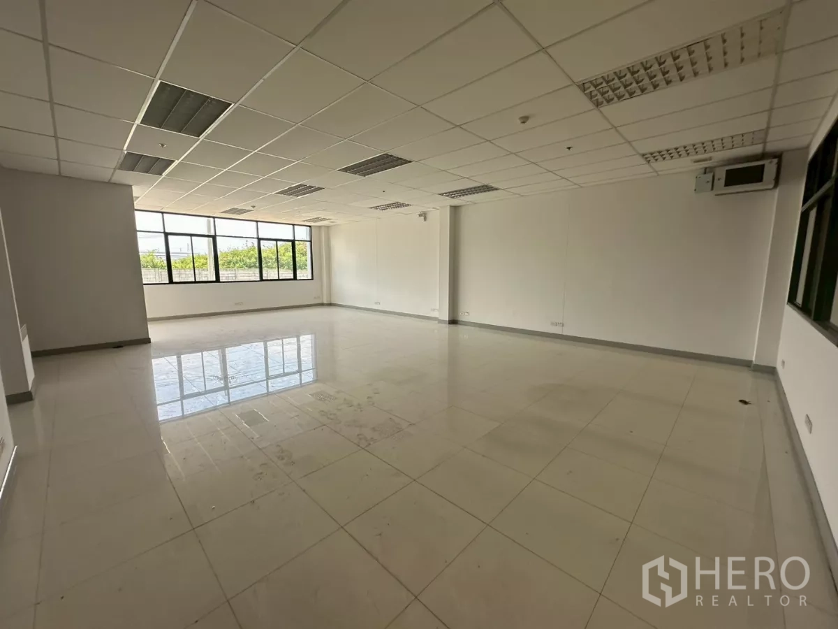 คลังสินค้า ให้เช่าในBang Phli, Samut Prakan - โถงออฟฟิศติดกระจกเต็มแนวรับแสงธรรมชาติ