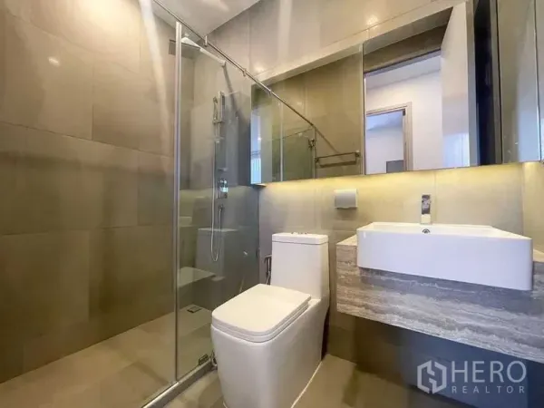 公寓 出租在Ratchathewi, Bangkok - 现代卫浴，玻璃干湿分离淋浴间，壁挂式洗手台与背光镜面。