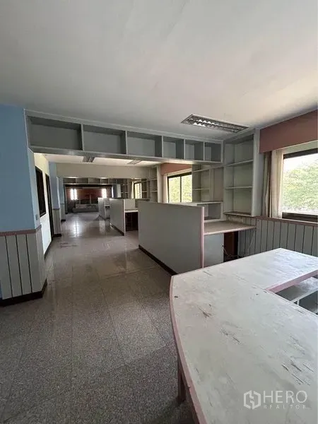 货栈 出租在Sam Phran, Nakhon Pathom - 楼内办公区，带内置柜台与书架，大窗采光良好。