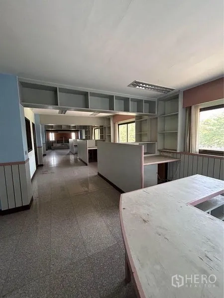 货栈 出租在Sam Phran, Nakhon Pathom - 楼内办公区，带内置柜台与书架，大窗采光良好。