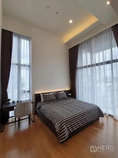 คอนโด ให้เช่าในWatthana, Bangkok - ห้องนอนหลักมีหน้าต่างสูงจรดเพดาน โต๊ะทำงาน และวิวเมือง