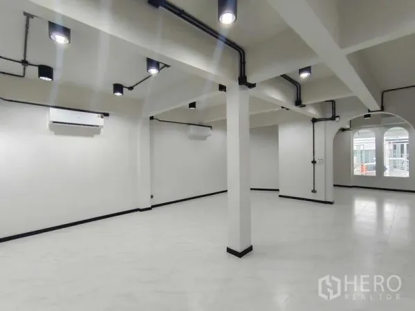 联排别墅 出售在Bang Phlat, Bangkok - 开放式整层空间，立柱、LED筒灯与外露管线，配空调。