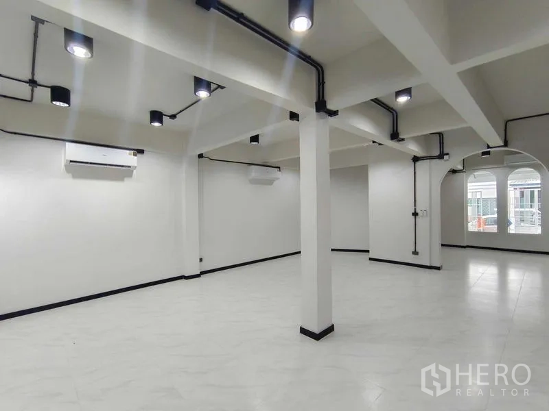 联排别墅 出售在Bang Phlat, Bangkok - 开放式整层空间，立柱、LED筒灯与外露管线，配空调。