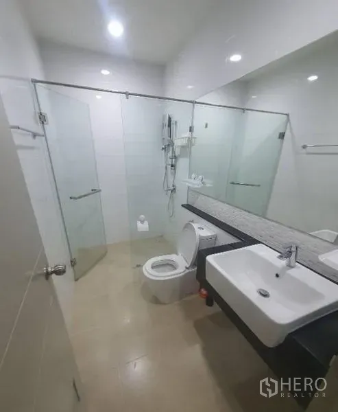 带办公室的家 出租在Lat Phrao, Bangkok - 整洁卫浴，玻璃淋浴间、台上盆与现代五金。