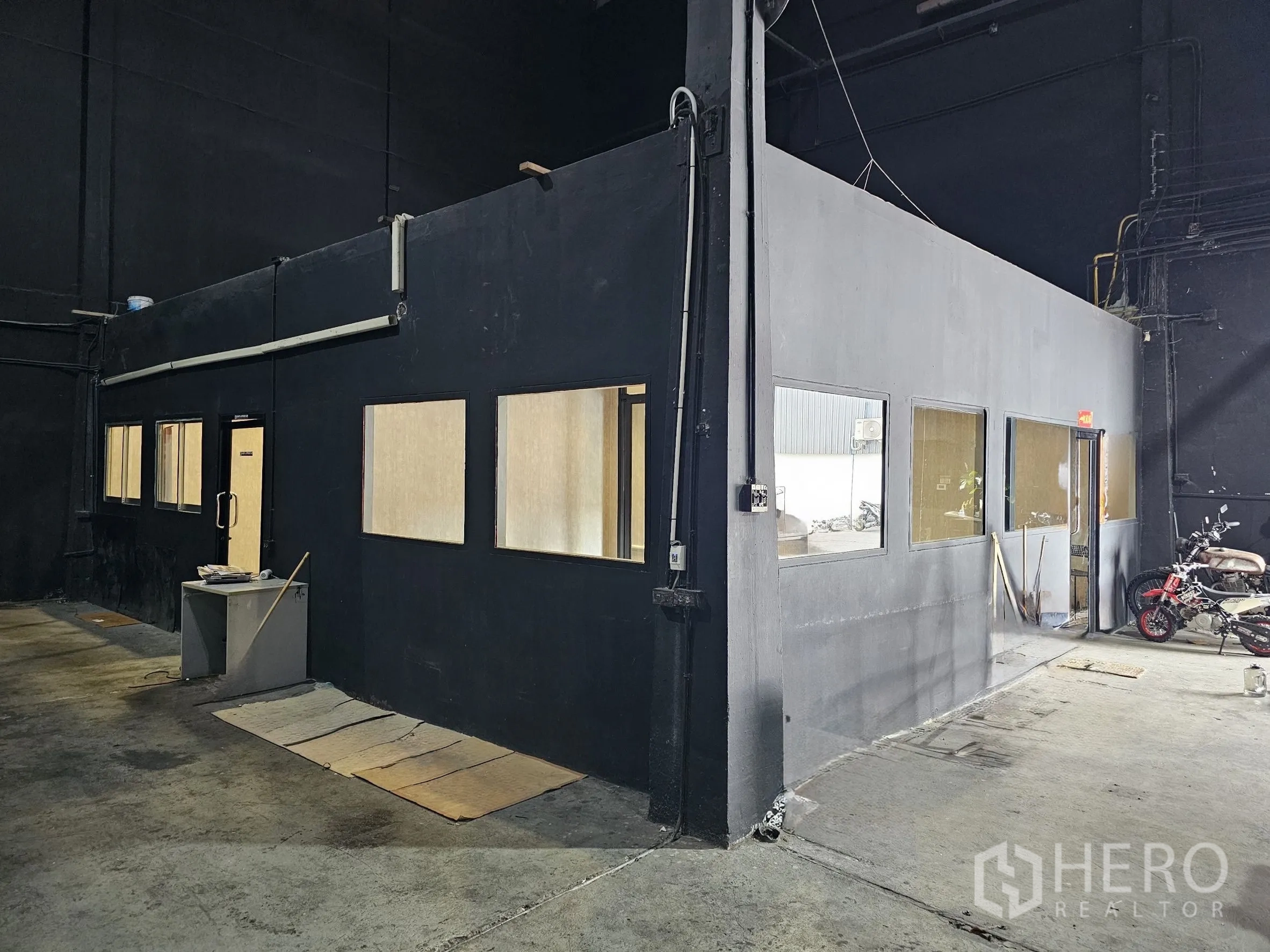 โกดัง for rent in Khlong Toei, Bangkok - อาคารสำนักงานภายในพร้อมหน้าต่างและประตูหลายบานในตัวโกดัง