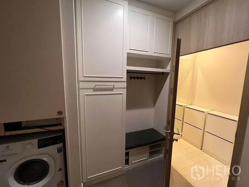 公寓 出租在Pathum Wan, Bangkok - 洗衣区配洗衣机与高柜，旁有推拉门