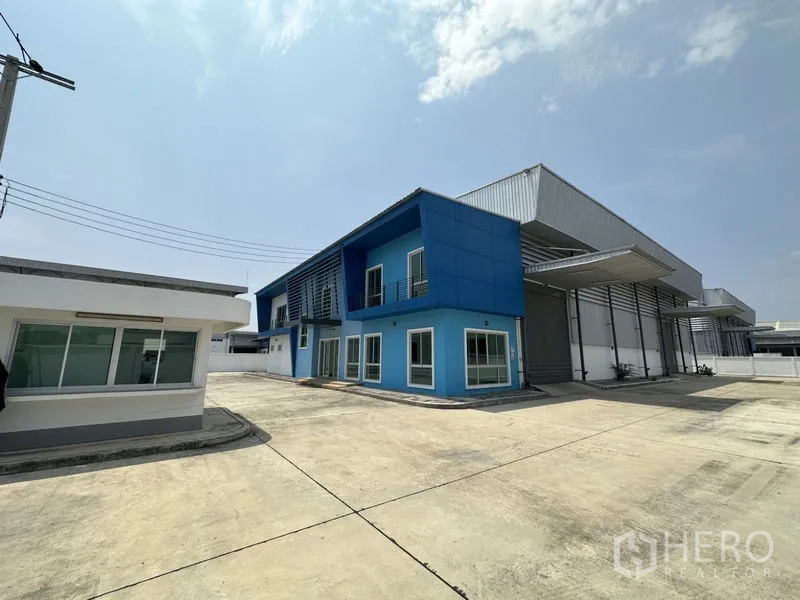 โรงงาน ให้เช่าในBang Sao Thong, Samut Prakan - มุมมองหน้าโรงงาน มีป้อมยาม กันสาดหน้าออฟฟิศ ช่องโหลดสินค้า และลานกลับรถกว้าง.