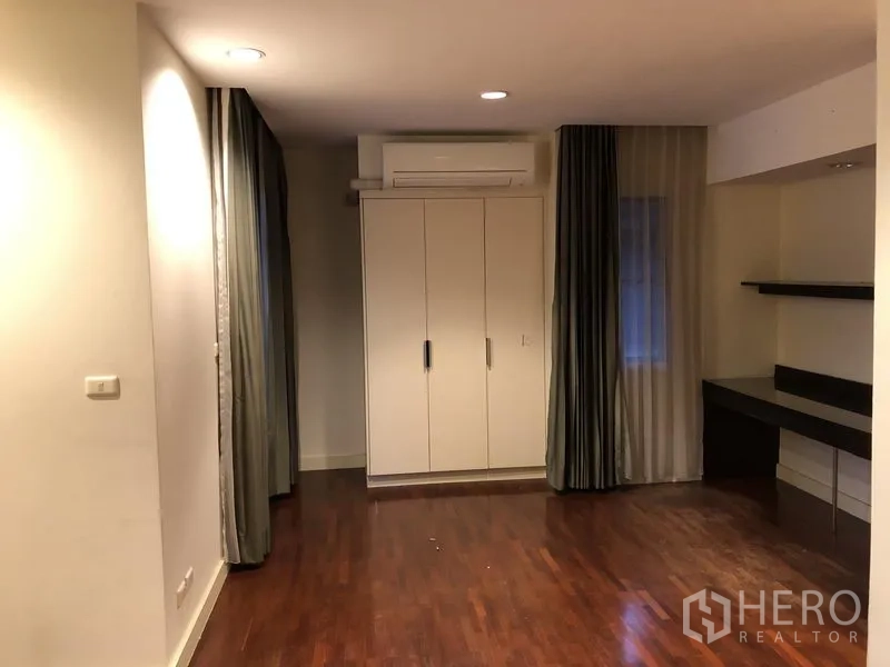 Detached House for rent in Wang Thonglang, Bangkok - Second bedroom with air conditioning, wardrobe, long built-in desk and shelving.