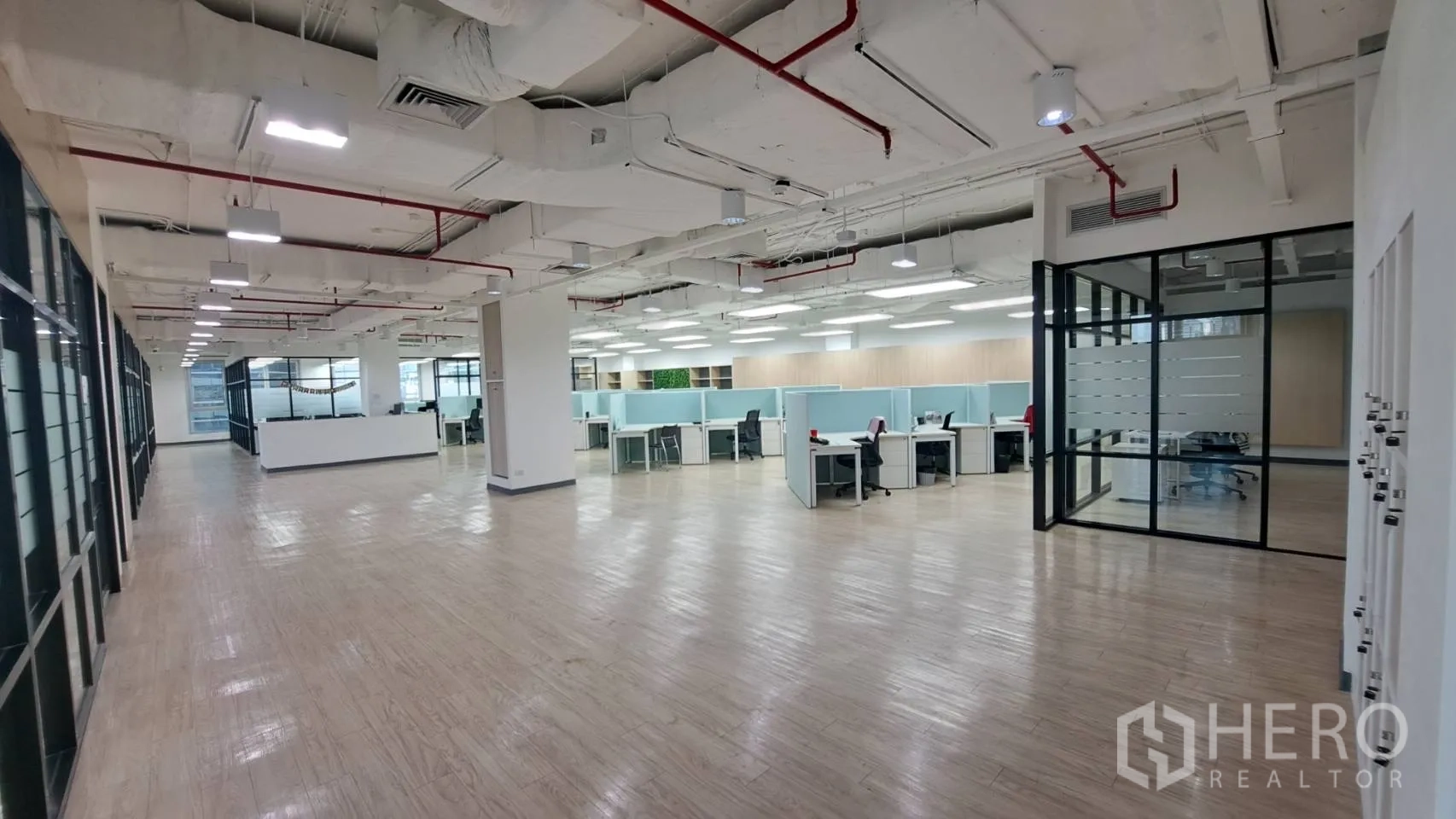 办公空间 出租在Yan Nawa, Bangkok - 大开间办公室，玻璃会议室与外露天花灯具