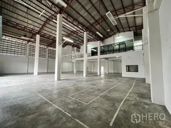 货栈 出租在Min Buri, Bangkok - 宽敞仓库地面，带玻璃隔断夹层办公室和划线装卸区。