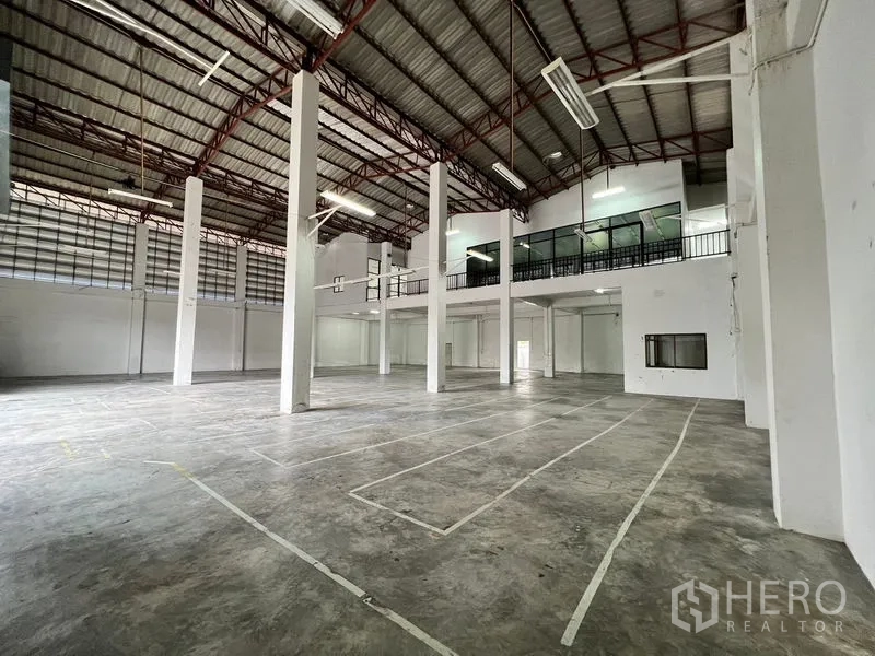 货栈 出租在Min Buri, Bangkok - 宽敞仓库地面，带玻璃隔断夹层办公室和划线装卸区。