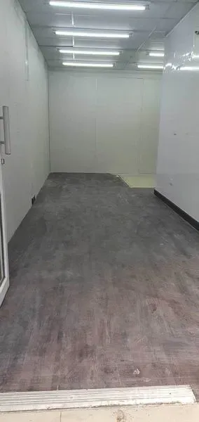 Retail Space for rent in Khlong Toei, Bangkok - Empty retail floor with vinyl-look flooring and clean white walls.