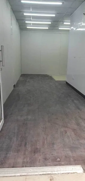 Retail Space for rent in Khlong Toei, Bangkok - Empty retail floor with vinyl-look flooring and clean white walls.