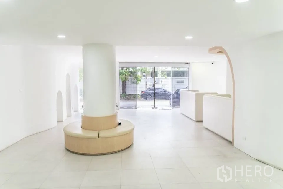 家庭办公室 for rent in Prawet, Bangkok - 一层临街大堂，整面玻璃门面并设座位区。