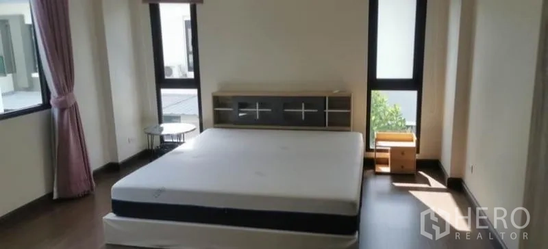 Detached House for rent - Corner bedroom with tall windows and platform bed allowing ample daylight.