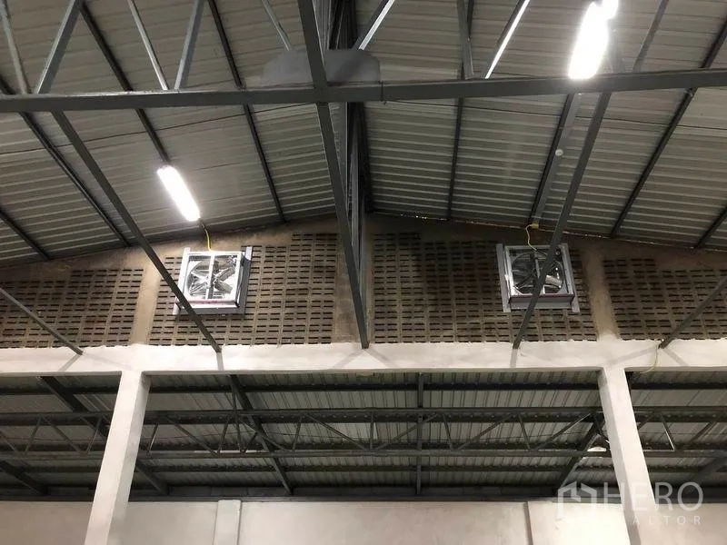 คลังสินค้า ให้เช่าในPak Kret, Nonthaburi - โครงหลังคาอุตสาหกรรมติดพัดลมระบายอากาศ คานเหล็ก และไฟประหยัดพลังงาน