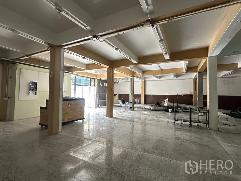 Retail Space for rent in Bang Rak, Bangkok - Bright open-plan shop floor with multiple pillars and fluorescent lighting throughout.